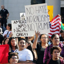 Trump debe hacer más contra los neonazis